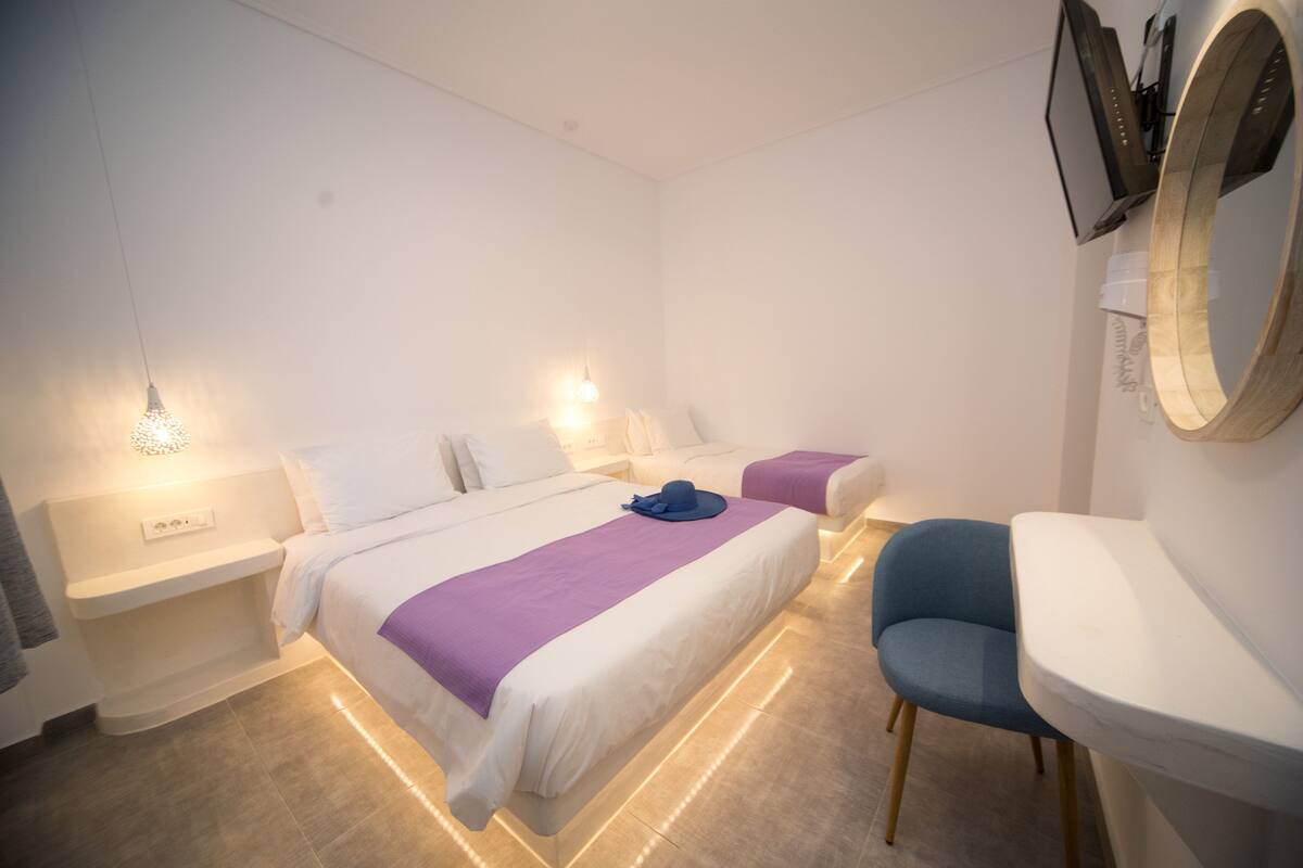 Deluxe Triple Room | In-room safe, WiFi (free), bed sheets