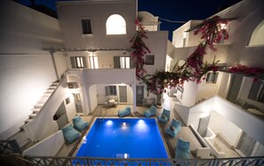 Outdoor pool, pool loungers - Markakis Studios Fira (Santorini)