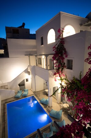 Outdoor pool, pool loungers - Markakis Studios Fira (Santorini)
