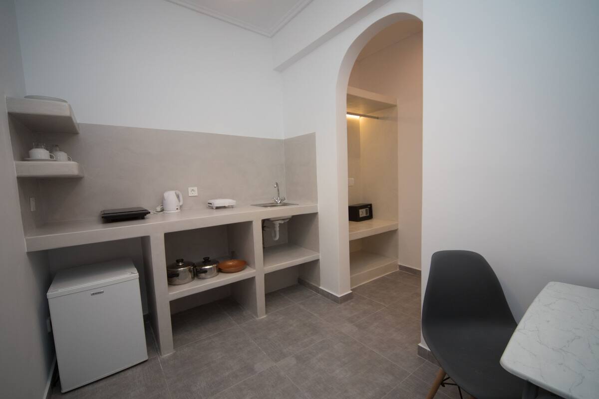 Deluxe Studio, 1 Bedroom | Private kitchen | Fridge, stovetop, electric kettle, cookware/dishes/utensils
