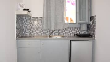 Studio, 1 Bedroom | Private kitchenette | Fridge, stovetop, electric kettle, cookware/dishes/utensils