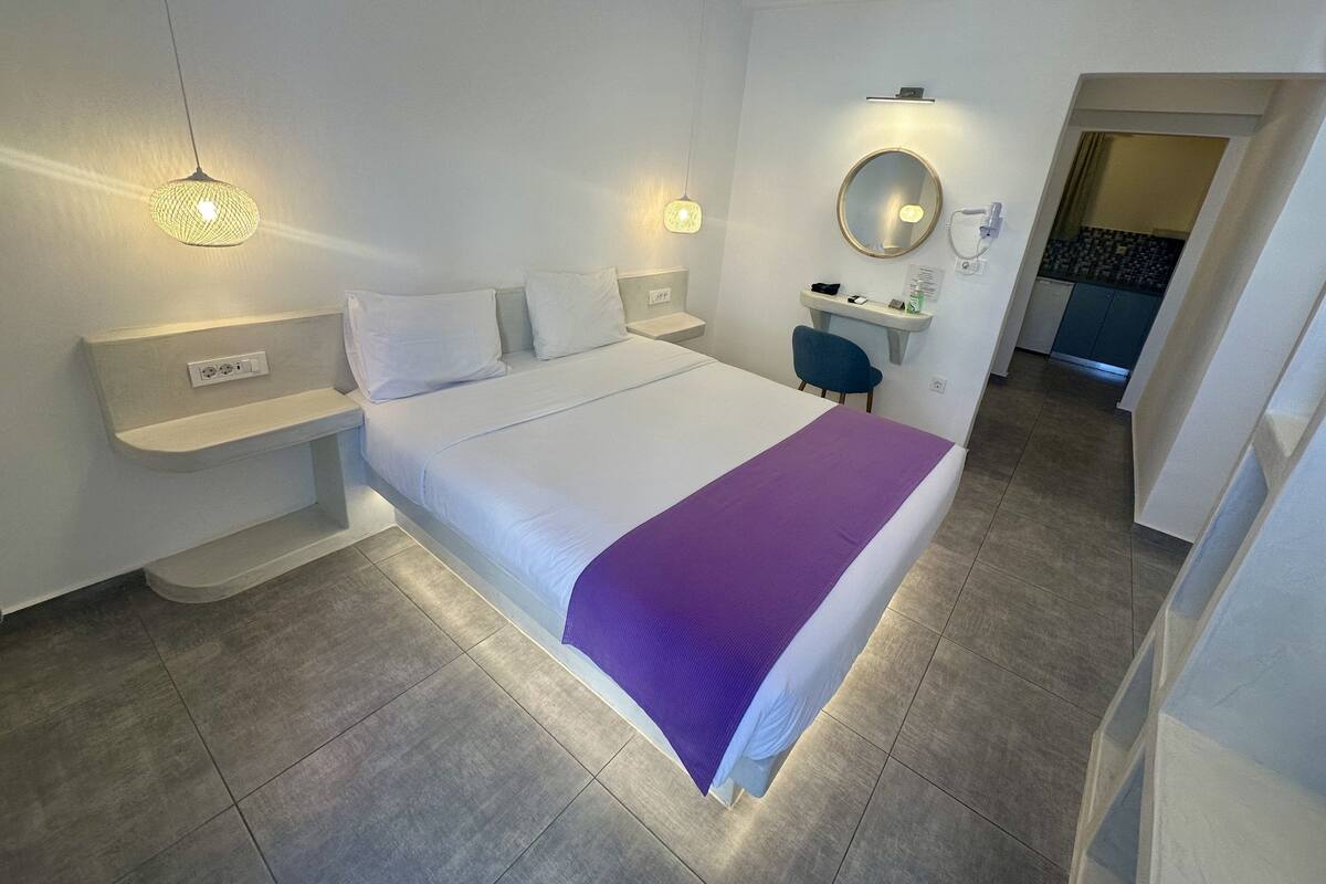 Deluxe Studio, 1 Bedroom | In-room safe, WiFi (free), bed sheets