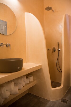 Deluxe Studio, 1 Bedroom | Bathroom sink