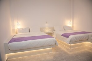 In-room safe, free WiFi, bed sheets - Markakis Studios Fira (Santorini)