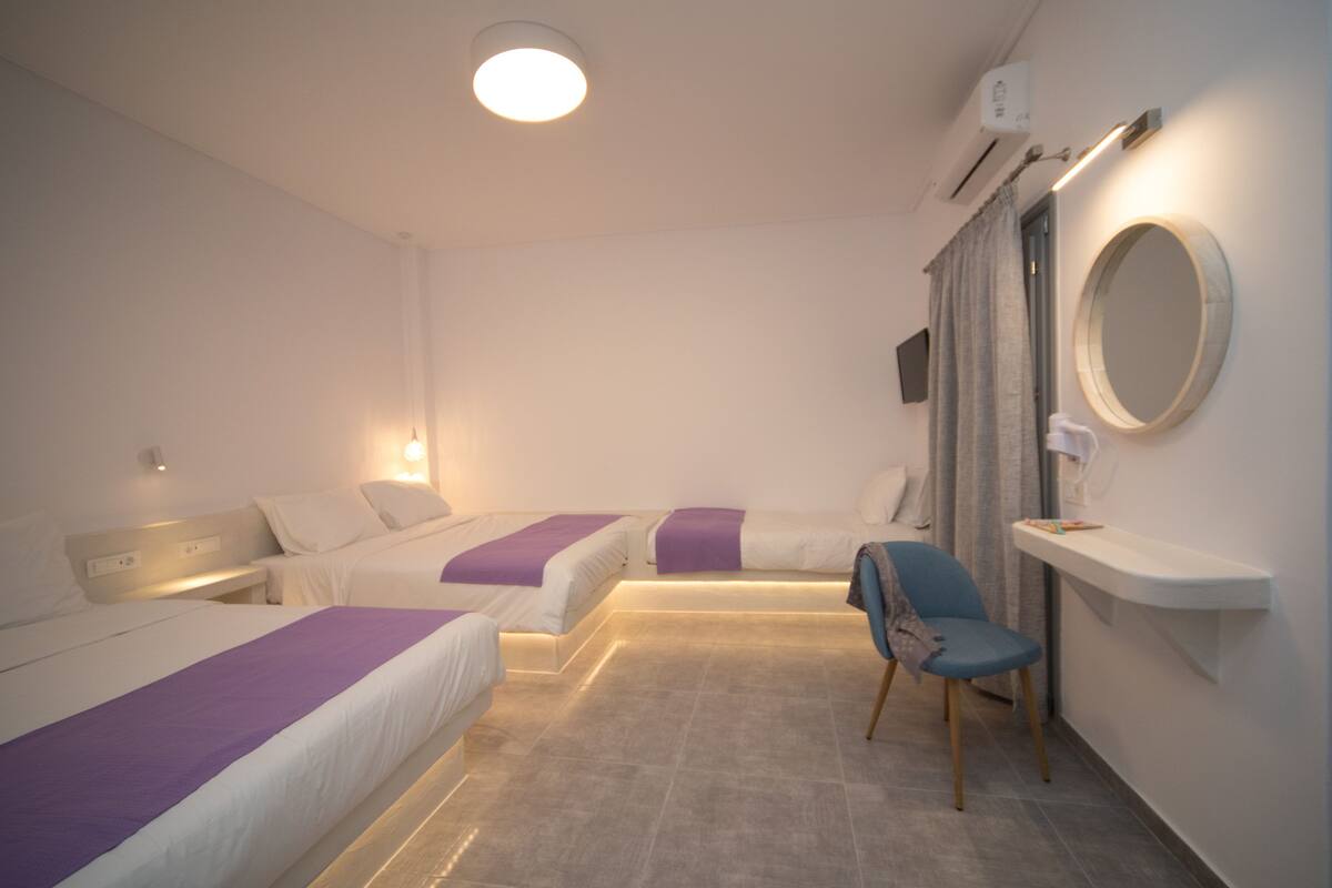 Deluxe Studio, 1 Bedroom | In-room safe, WiFi (free), bed sheets