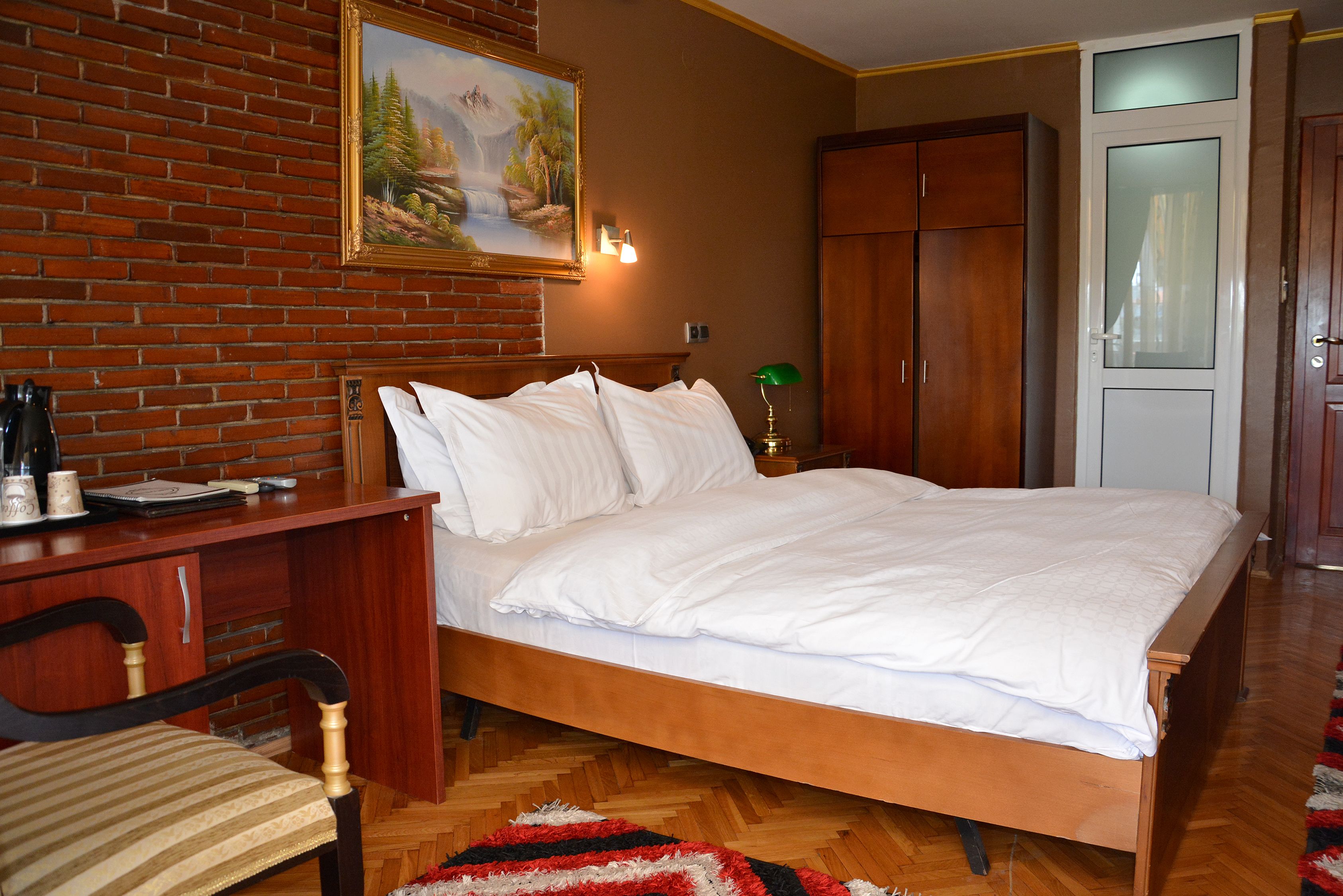 单人房 | 高档床上用品、Select Comfort 床、迷你吧、客房内保险箱