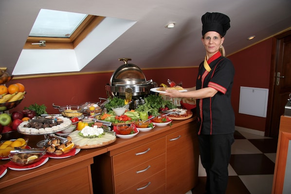 Petit déjeuner buffet (300 MKD par personne)