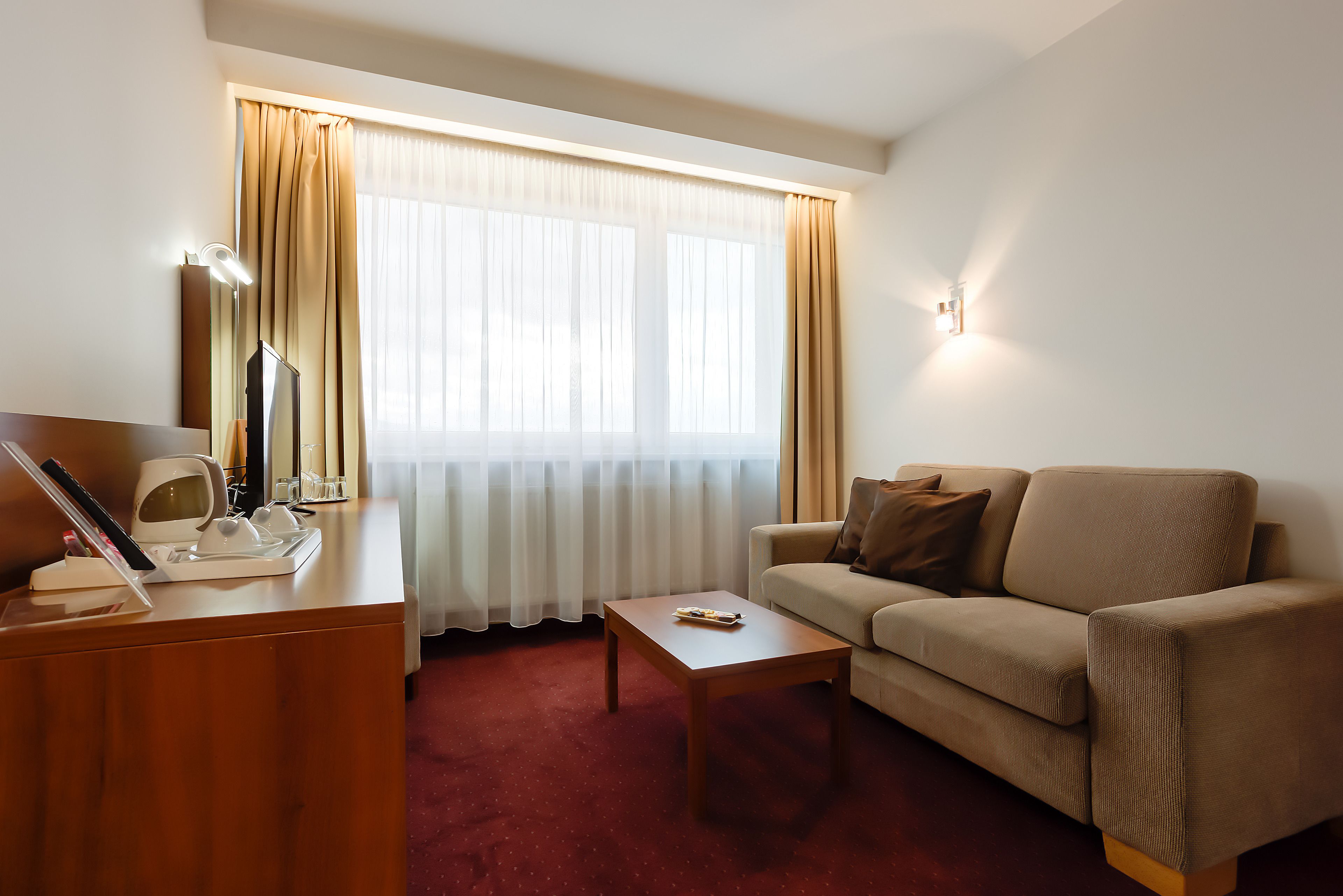 double room, 1 bedroom | minibar, in-room safe, desk, free wifi