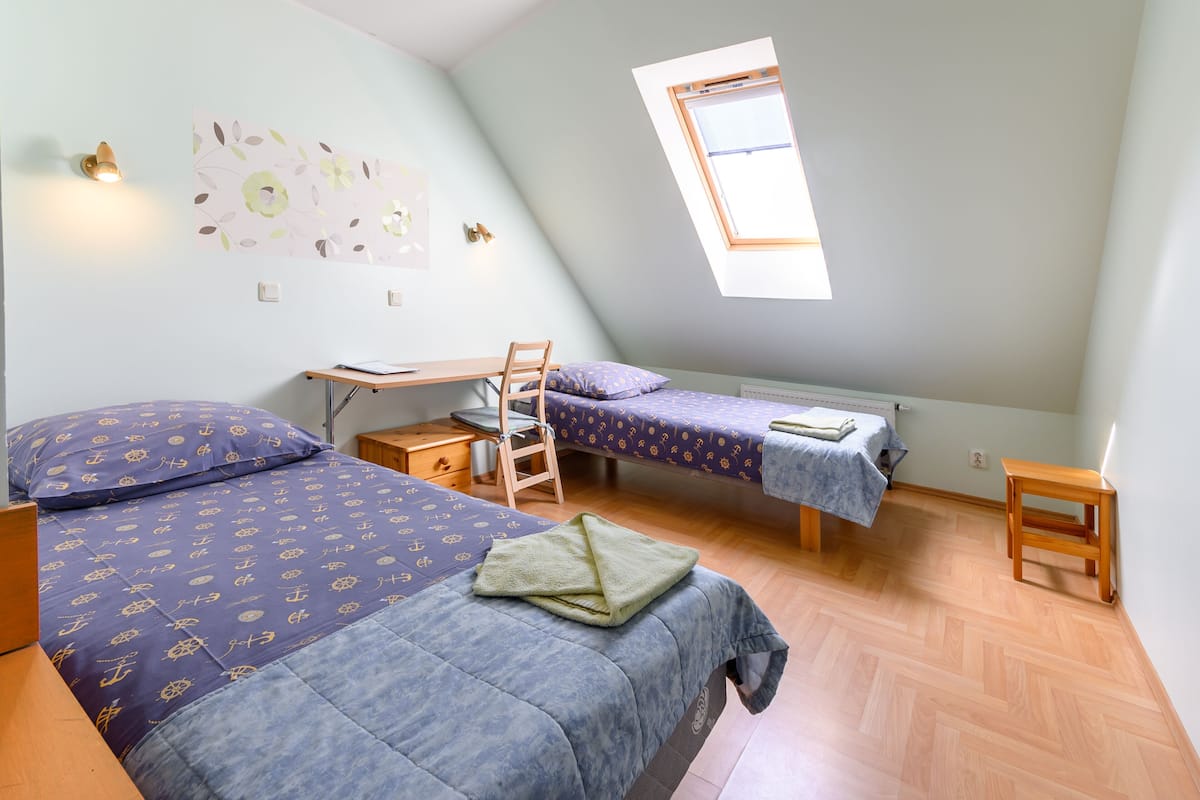 Ropa de cama de alta calidad y tabla de planchar con plancha