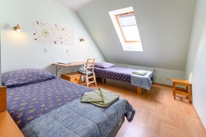 Habitación estándar con 2 camas individuales, baño compartido | Ropa de cama de alta calidad y tabla de planchar con plancha