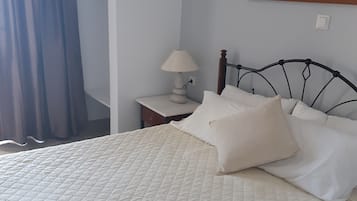 Cortinas blackout, wifi gratis y ropa de cama