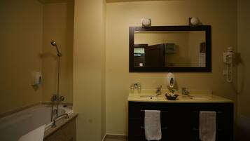 Combined shower/tub, deep soaking tub, towels