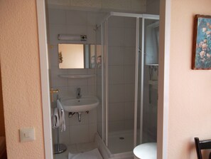 Shower, free toiletries, towels - Pension Mainzer Rad (Schwetzingen)