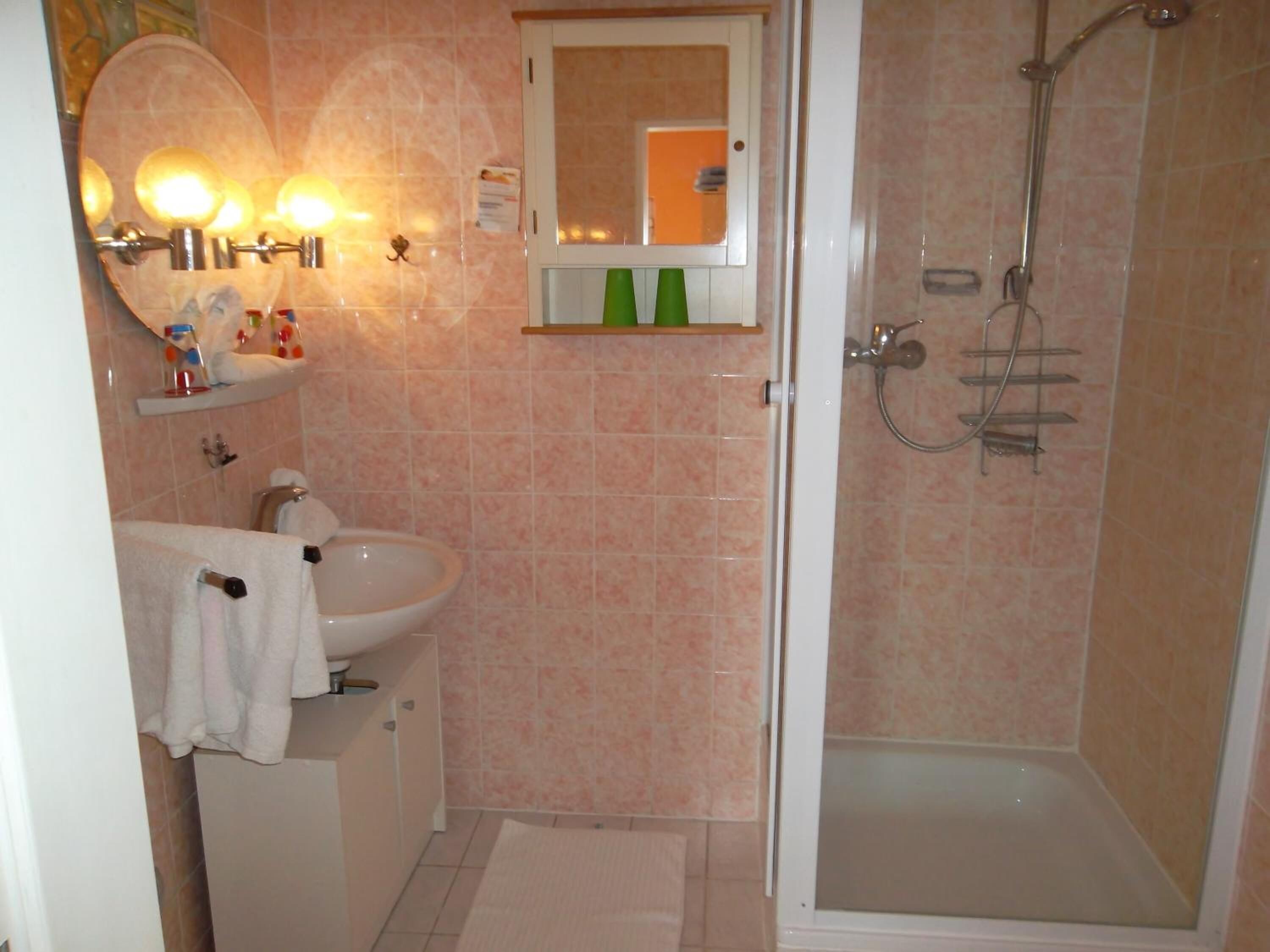 Dusche, kostenlose Toilettenartikel, Handtücher