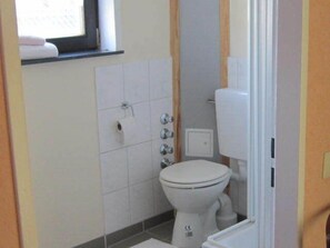 Shower, free toiletries, towels - Pension Mainzer Rad (Schwetzingen)