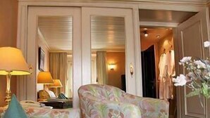 A hotel room with a sofa, a table, and a lamp. - Schwarzwaldhotel & Restaurant Stollen (Gutach im Breisgau)