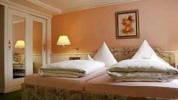 Premium bedding, desk, blackout drapes, soundproofing