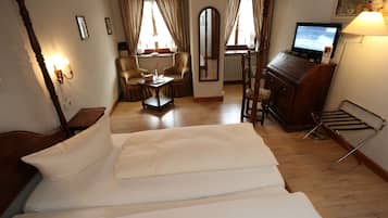 Quarto casal | Roupas de cama premium, escrivaninha, cortinas blackout