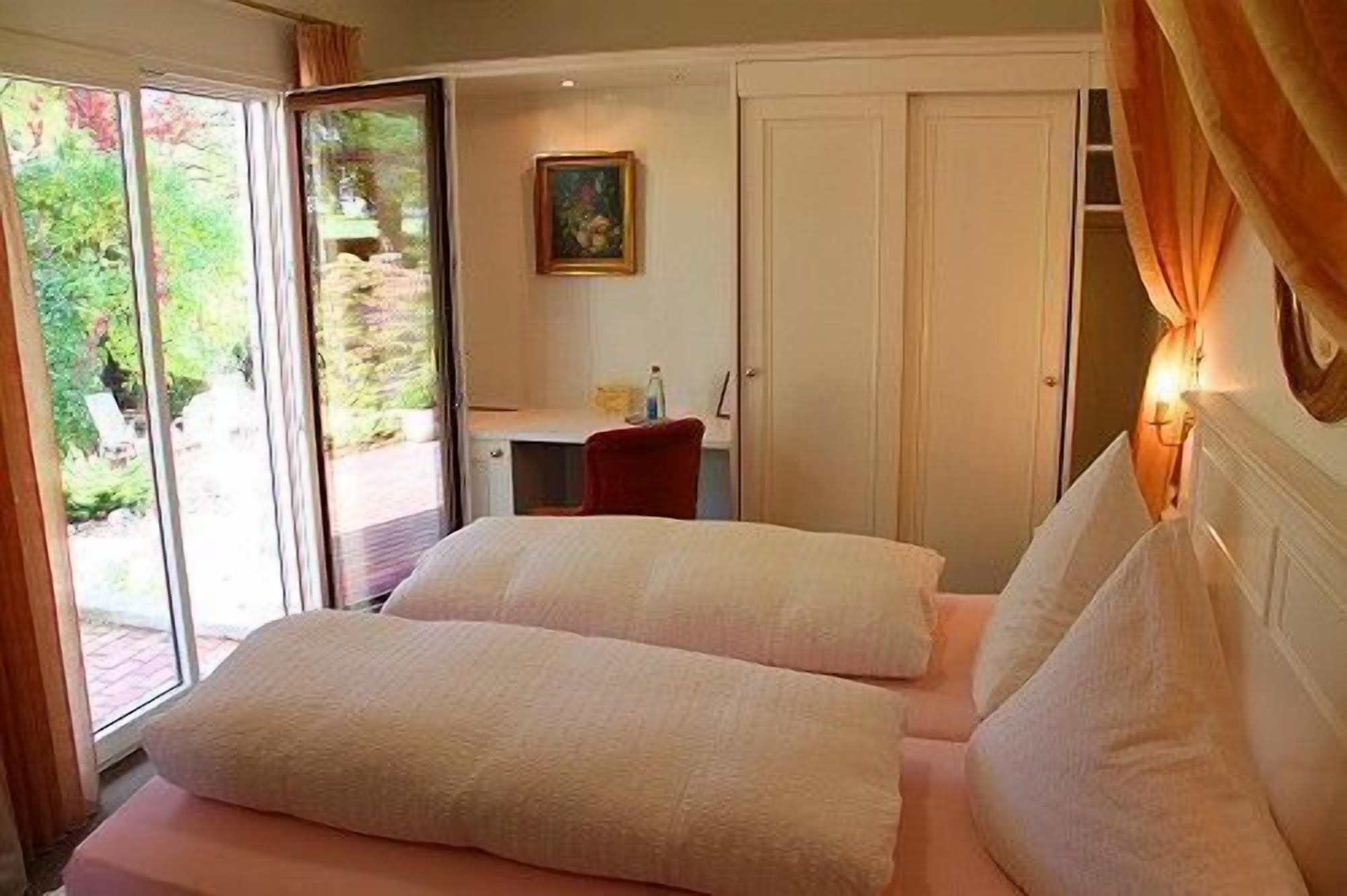 Ropa de cama de alta calidad, escritorio y cortinas blackout 