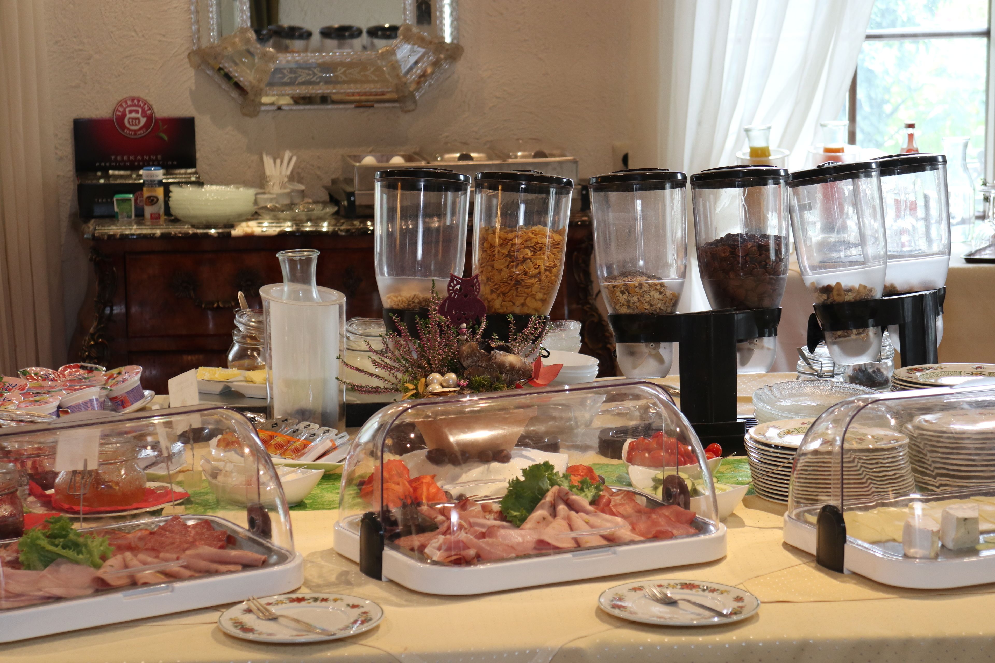 Sarapan prasmanan setiap hari (EUR 9 per orang)