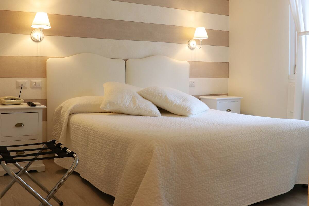 Quarto casal clássico | Frigobar, cofres nos quartos, escrivaninha