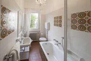Shower, deep-soaking bathtub, designer toiletries, hair dryer - Du Parc Dipendenza (Stresa)