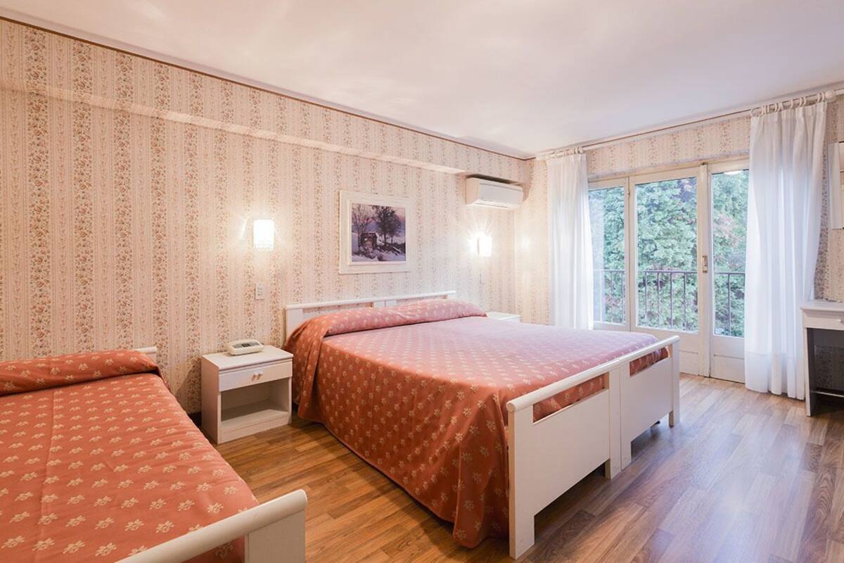 Quarto triplo clássico | Frigobar, cofres nos quartos, escrivaninha