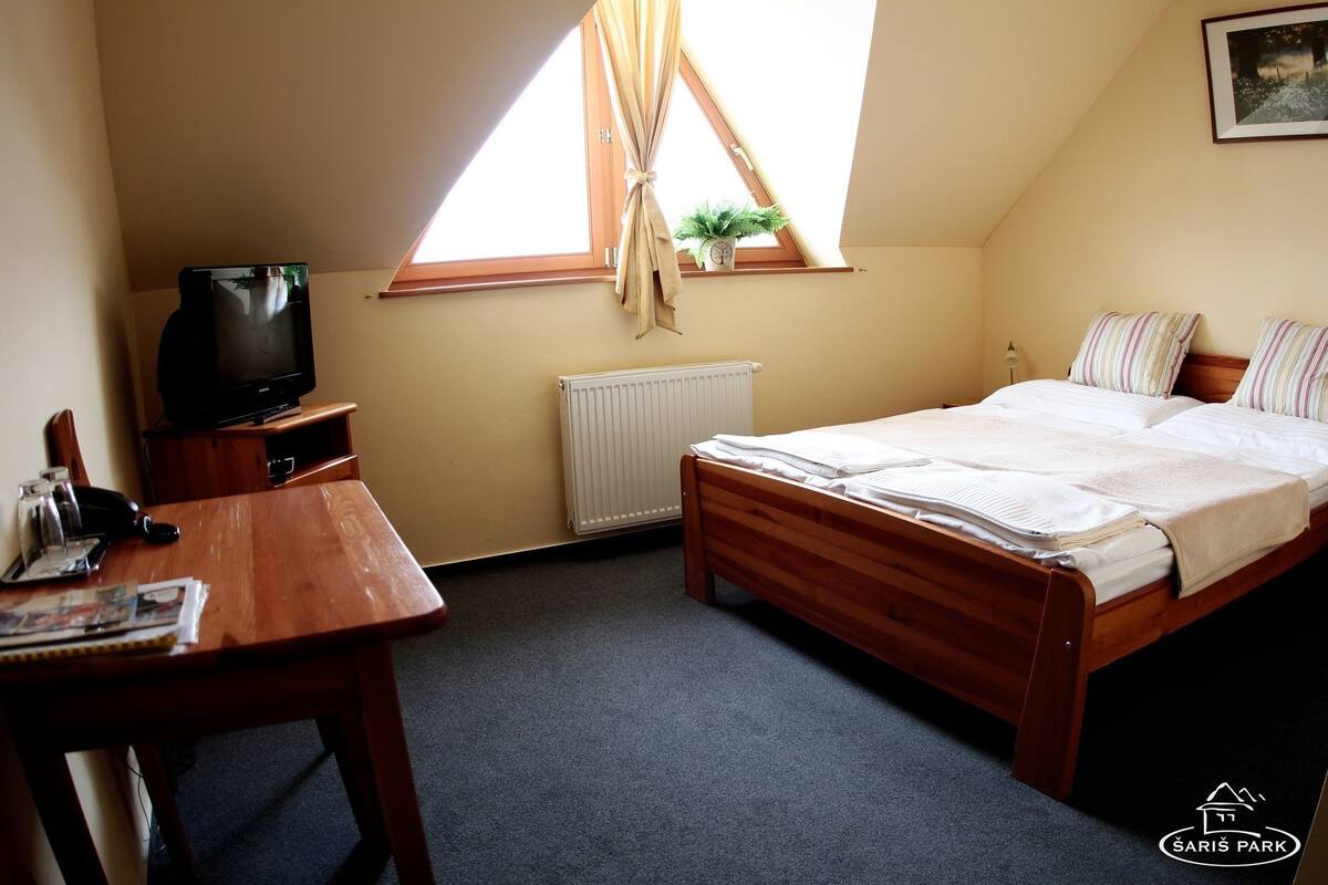 Desk, cots/infant beds, rollaway beds