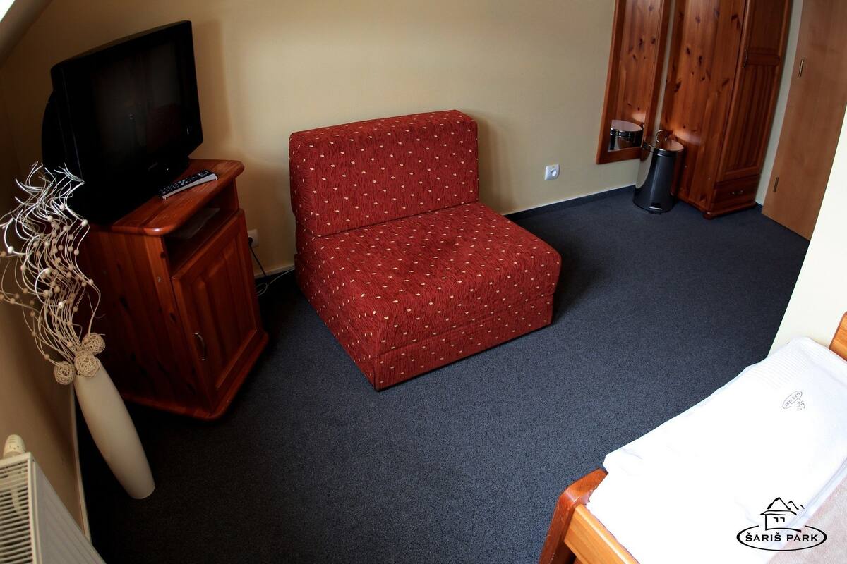 Desk, cots/infant beds, rollaway beds