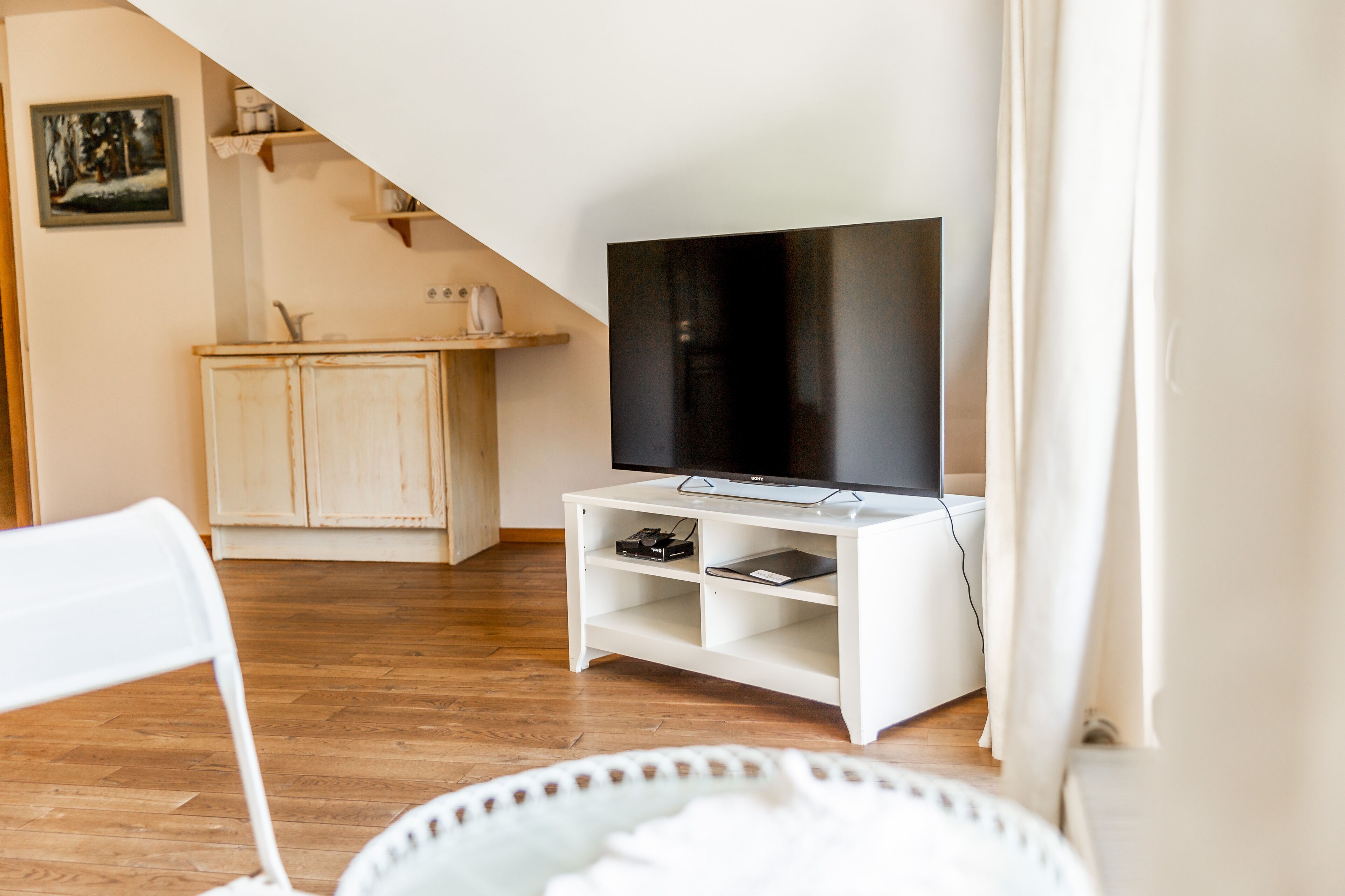 romantic suite, non smoking, balcony (elizabeth) | living area | 32-inch tv with satellite channels