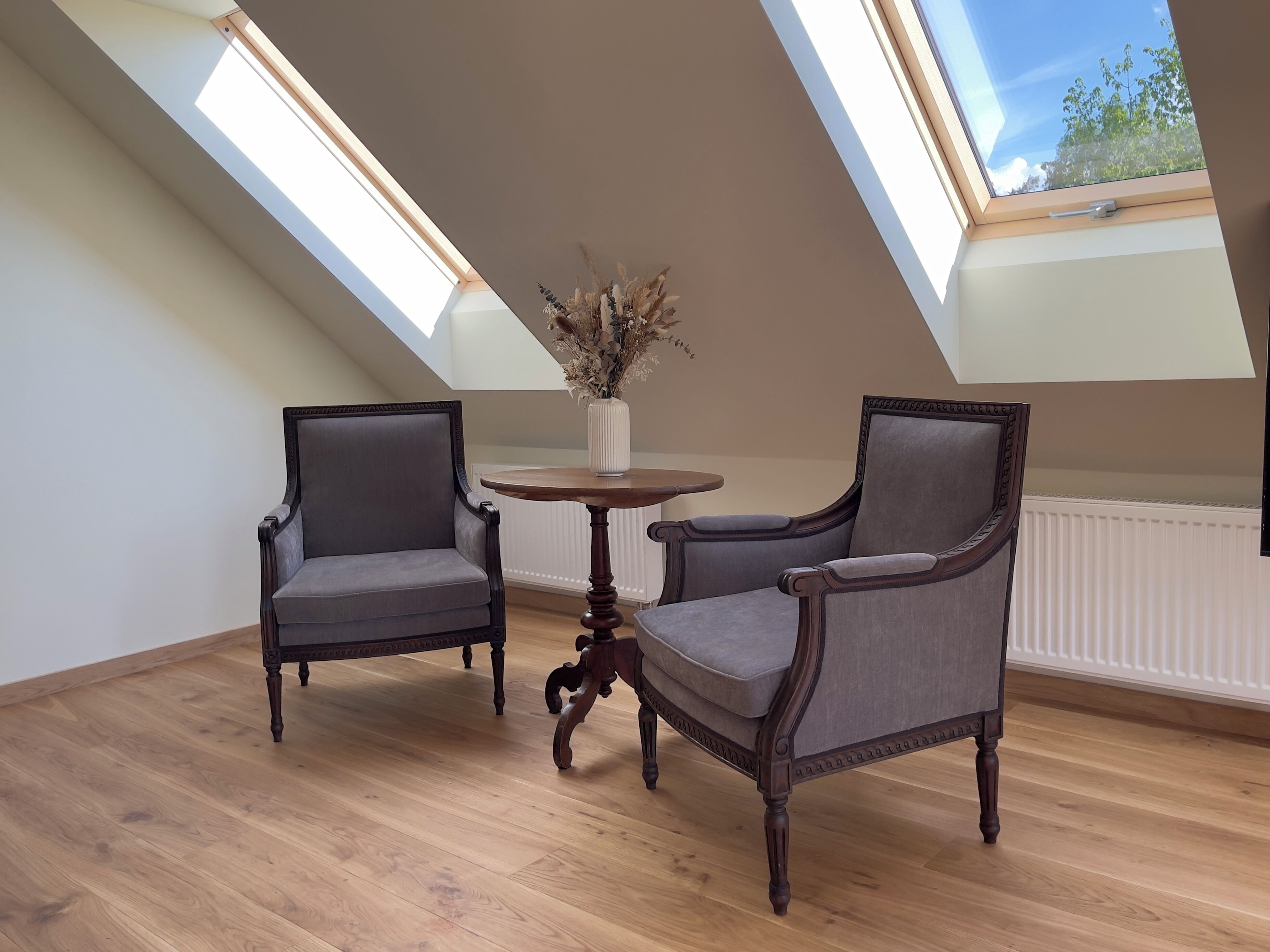 romantic suite, 1 bedroom, non smoking, balcony | living area | 32-inch tv with satellite channels