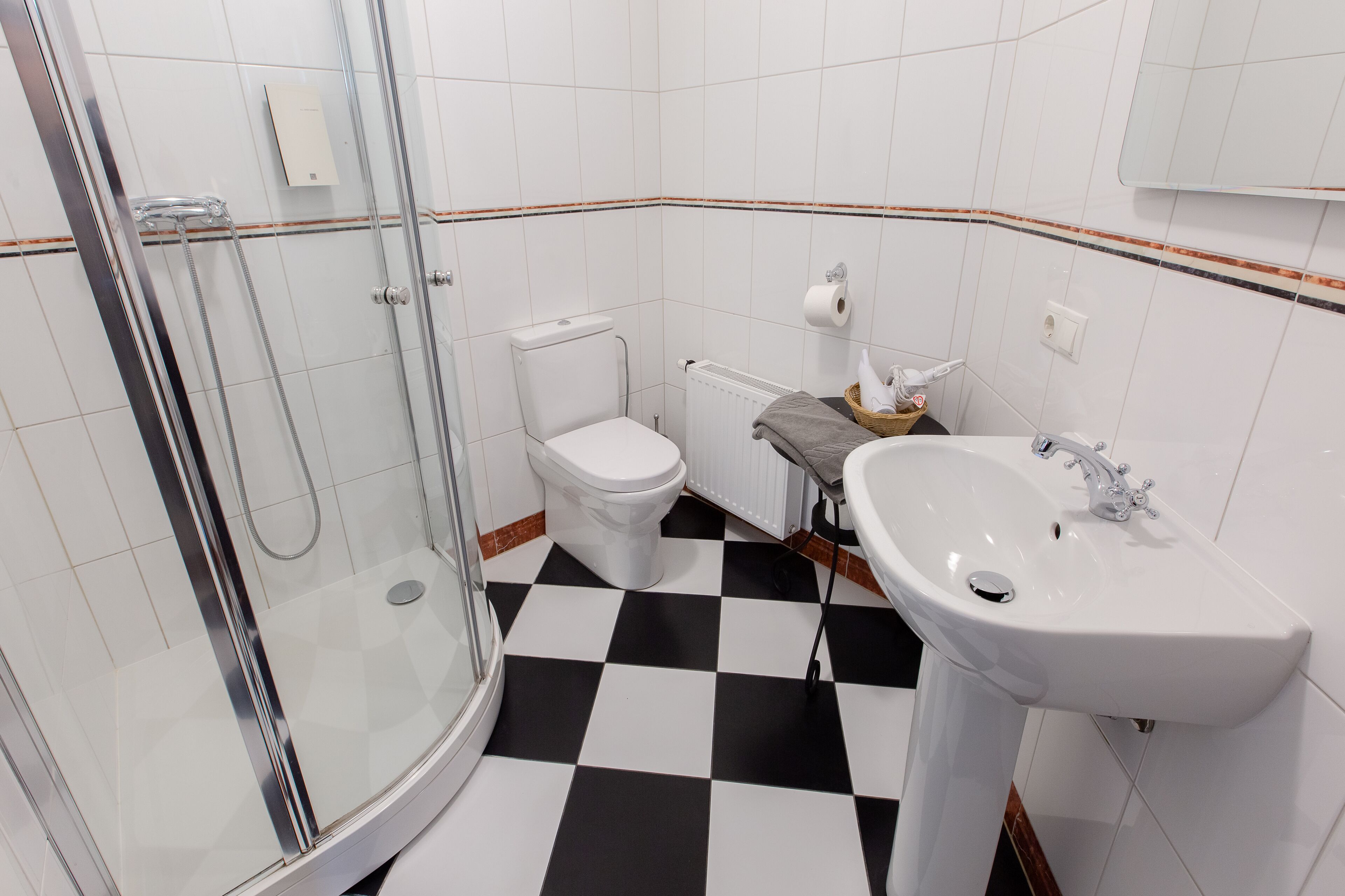 superior suite, 1 bedroom, non smoking, garden view (james) | bathroom | free toiletries, hair dryer, slippers, towels