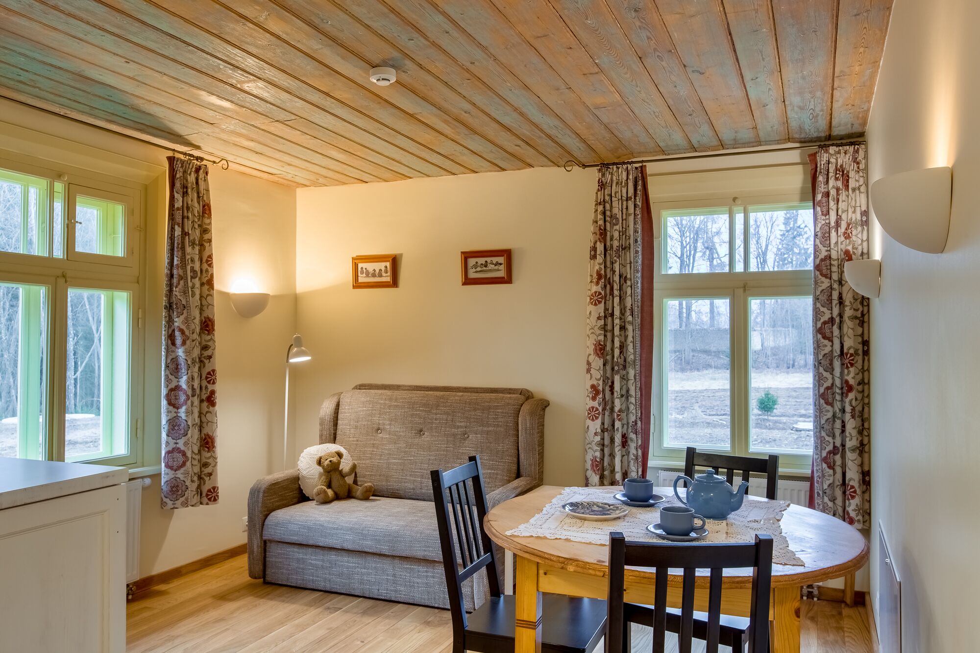 Romantische cottage, 1 slaapkamer, uitzicht op tuin, aan tuin | Woonruimte | Een 32-inch televisie met satellietzenders