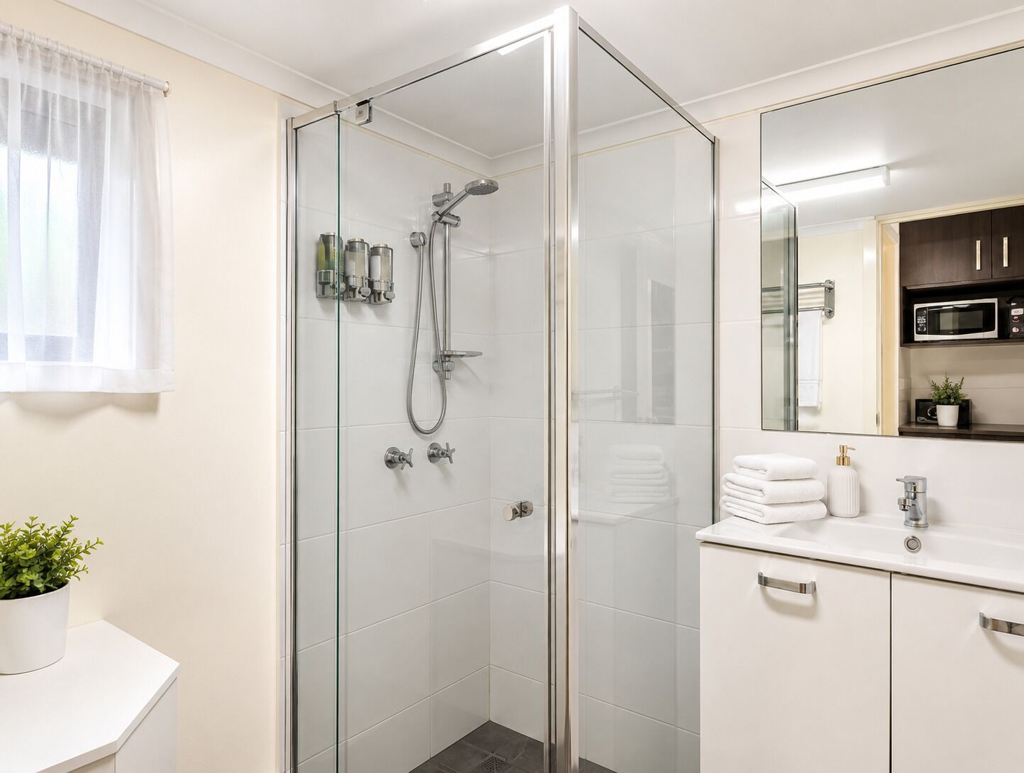 King Room, River View | Bathroom | Shower, free toiletries, hair dryer, towels
