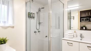 King Room, River View | Bathroom | Shower, free toiletries, hair dryer, towels