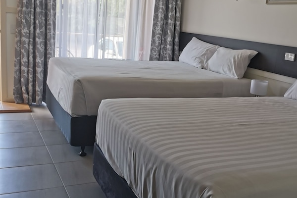 Twin Room | 1 bedroom, Egyptian cotton sheets, premium bedding, pillowtop beds