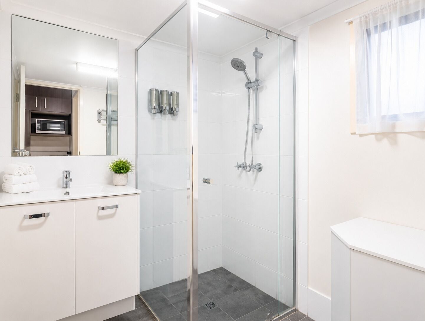 Habitación, 1 cama King size | Baño | Regadera, amenidades de baño gratuitas, secadora de cabello, toallas 