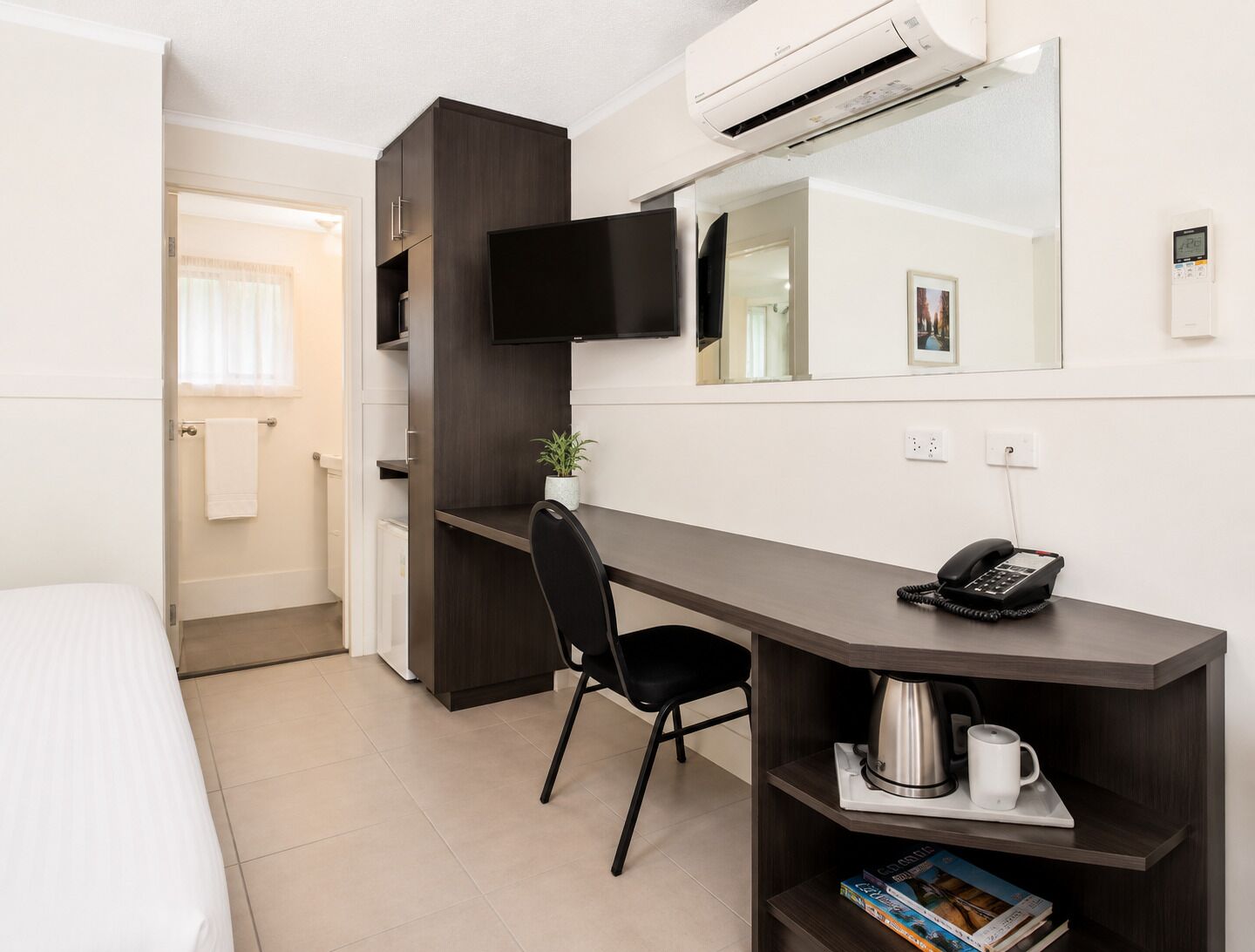 Queen Room | Living area | TV, DVD player