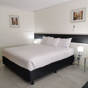 King Room, River View | 1 bedroom, Egyptian cotton sheets, premium bedding, pillowtop beds - Gallery Motel (South Murwillumbah)