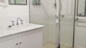 Shower, perlengkapan mandi gratis, pengering rambut, dan handuk