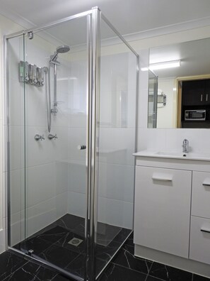 Kamer, 1 kingsize bed | Badkamer met douche