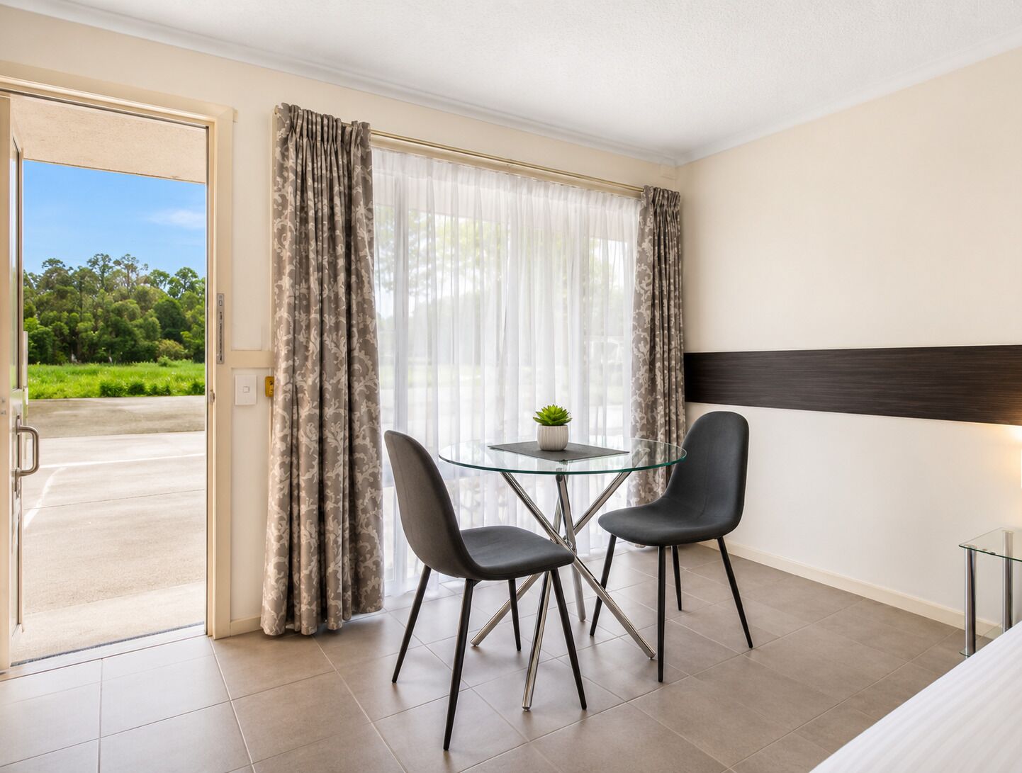 Queen Room | Dining room