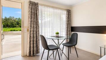 Queen Room | Dining room