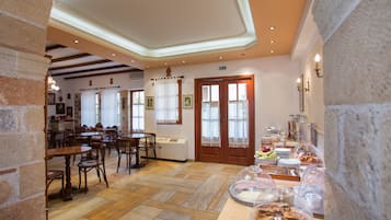 Desayuno buffet diario (EUR 6 por persona)