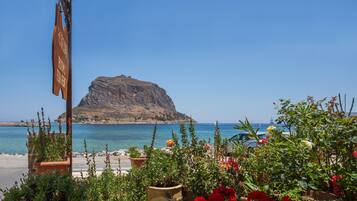 Dobbeltrom, delvis sjøutsikt | Utsikt mot strand/hav