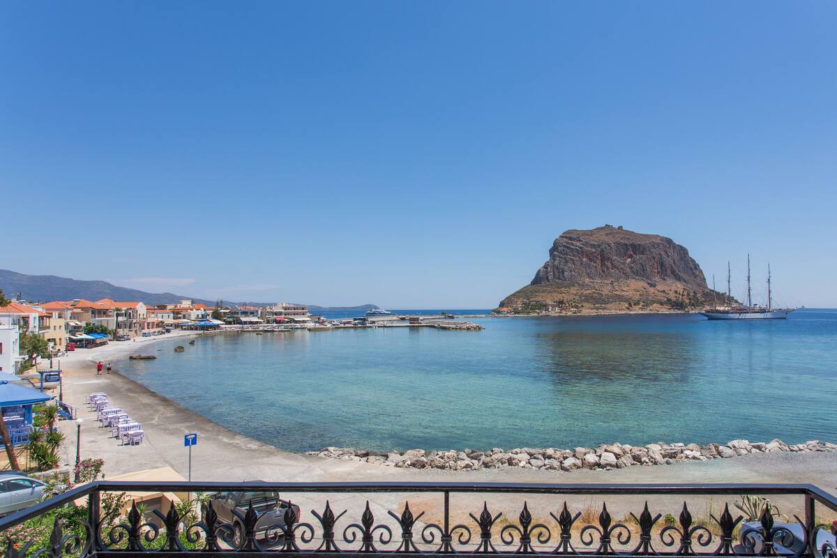Superior Double Room, Sea View | Soundproofing, iron/ironing board, WiFi (free)