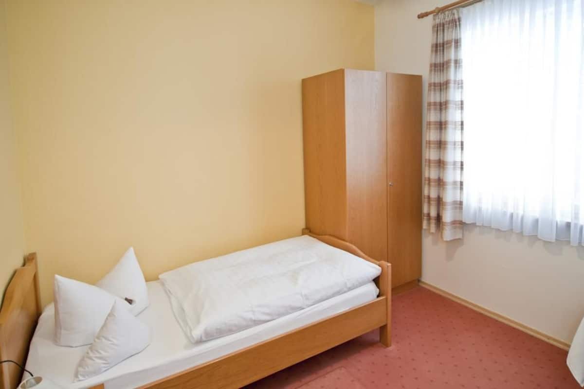 Coffres-forts dans les chambres, bureau, fer et planche à repasser