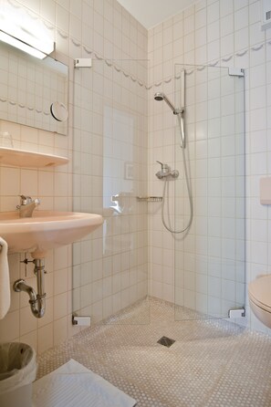Shower, hair dryer, towels - Hotel Gasthof zur Post (Wolfegg)