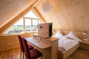 Comfort tweepersoonskamer, 1 tweepersoonsbed | Een kluis op de kamer, een bureau, een strijkplank/strijkijzer