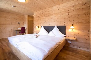 Comfort tweepersoonskamer, 1 tweepersoonsbed | Een kluis op de kamer, een bureau, een strijkplank/strijkijzer